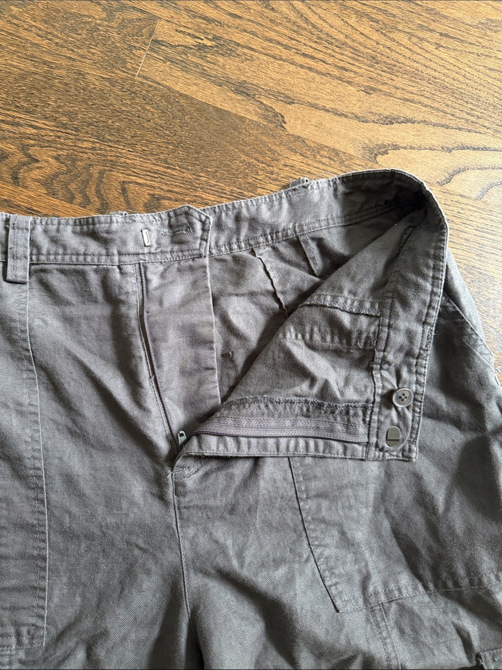Quince Linen-Blend Cargo Barrel Pants in Gray - Picture 4 of 6